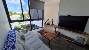 Nhà có thiết kế đặc sắc | Khu phòng khách | Smart TV 50-inch có truyền hình cáp, TV