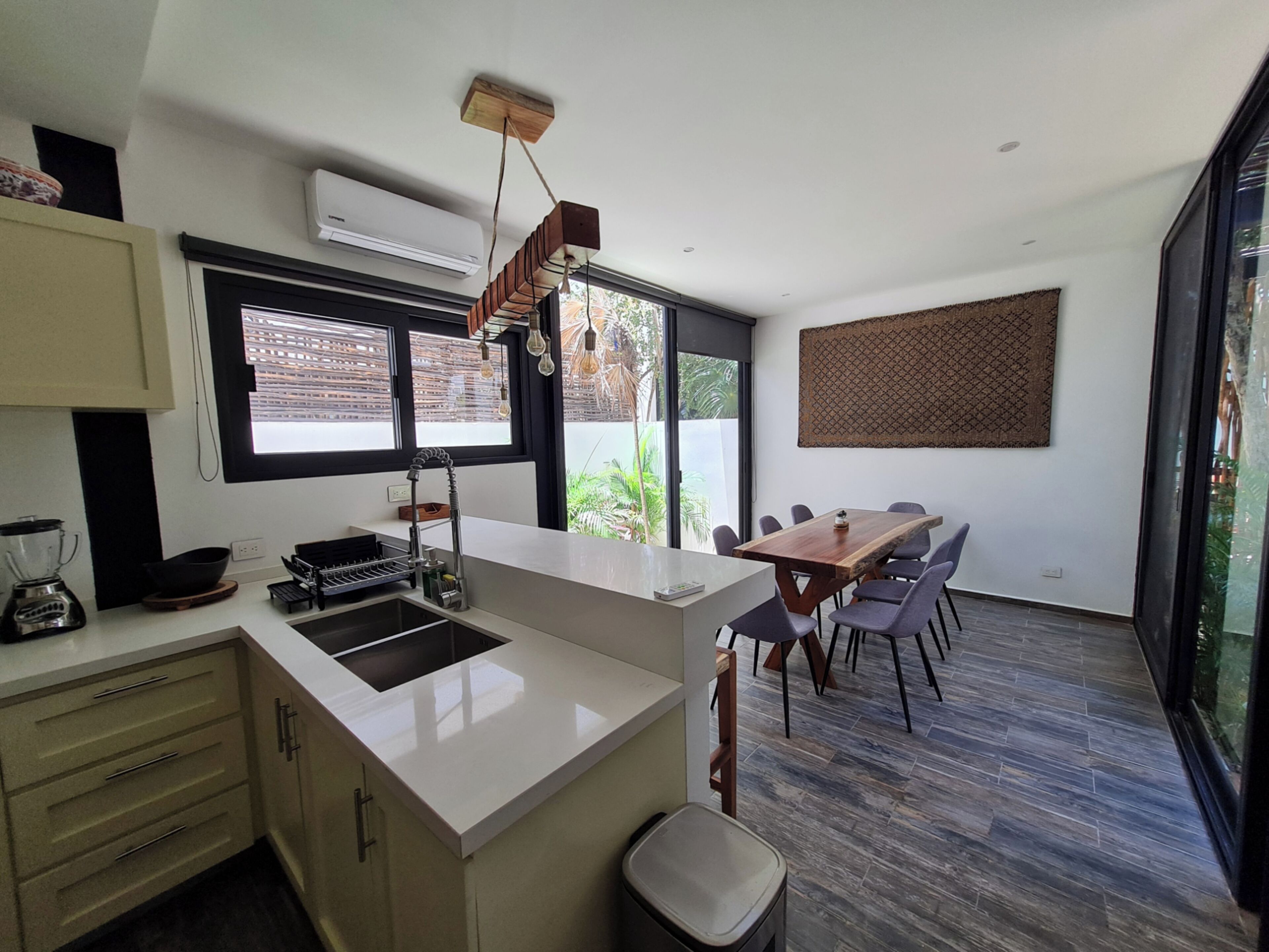 Refrigerador con freezer, microondas, horno, tostadora