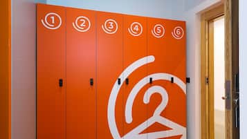 Dormitori compartit bàsic (one bed in a shared dormitory) | Cortines opaques, habitacions insonoritzades i wifi gratuïta