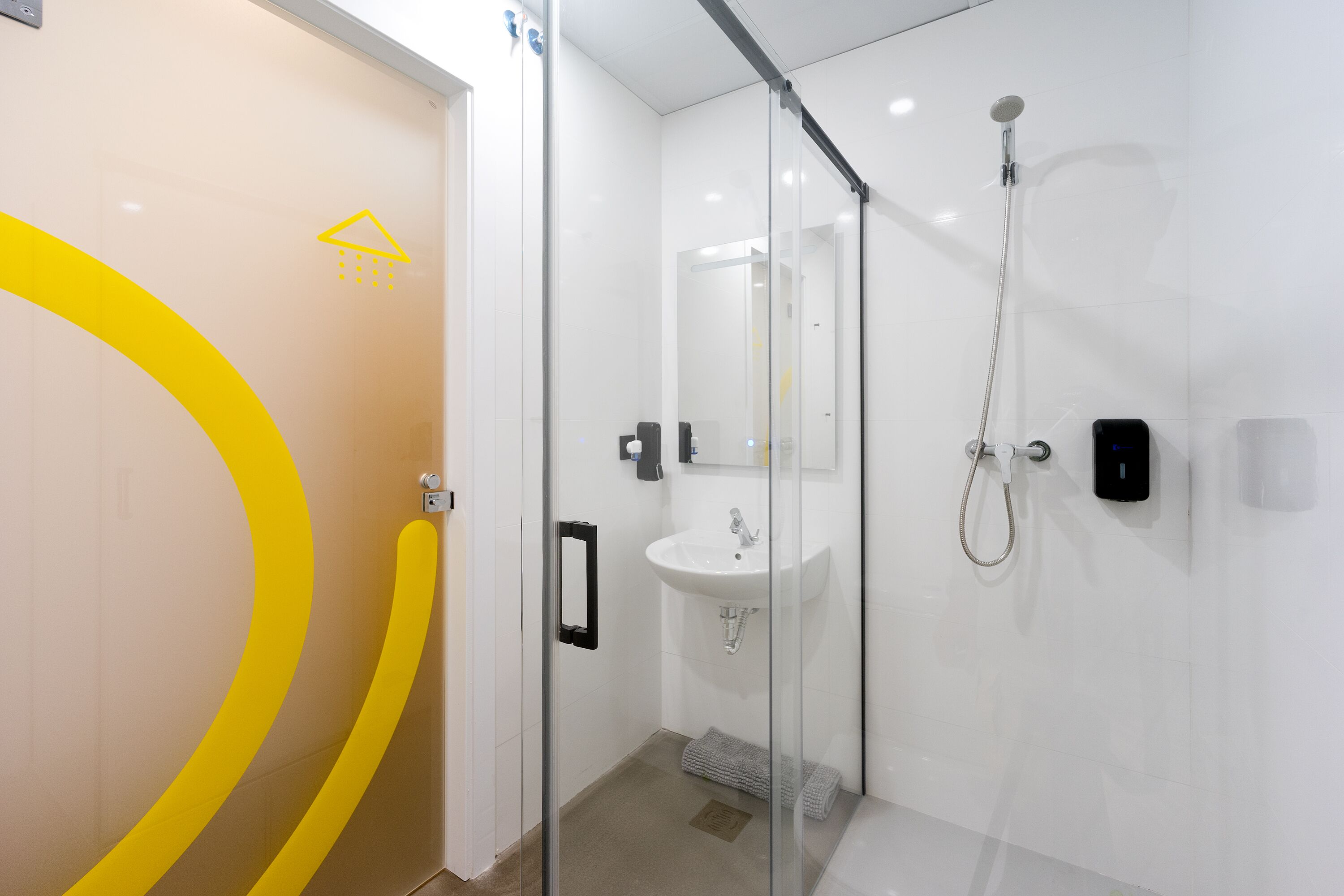 Basic Double Room | Bathroom | Free toiletries, hair dryer