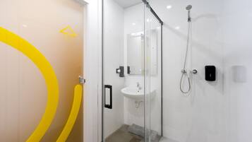 Basic Double Room | Bathroom | Free toiletries, hair dryer