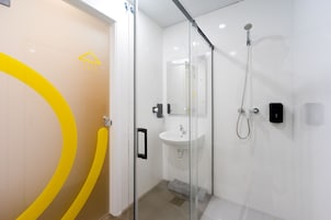 Quarto casal básico | Banheiro | Produtos de toalete grátis, secador de cabelo