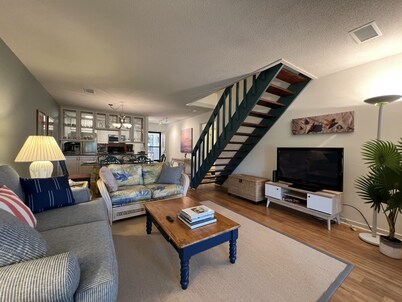 Edisto Beach Peach!—beautiful renovated condo on golf course & close to beaches