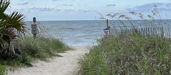 Edisto Beach Peach!—beautiful renovated condo on golf course & close to beaches