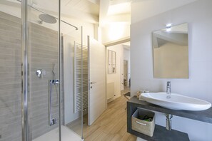 Dutxa, assecador de cabells, bidet i tovalloles 