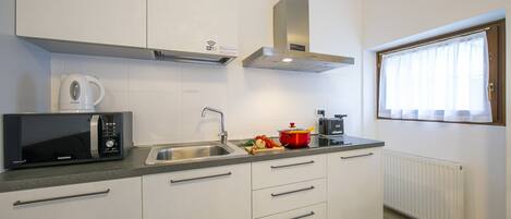 Geladeira, micro-ondas, cooktop, lava-louças