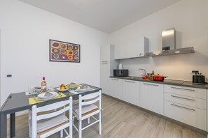 Kjøleskap, mikrobølgeovn, kokeplater og oppvaskmaskin