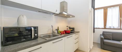 Kühlschrank, Mikrowelle, Herdplatte, Geschirrspüler