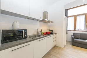 Een koelkast, een magnetron, een kookplaat, een vaatwasser