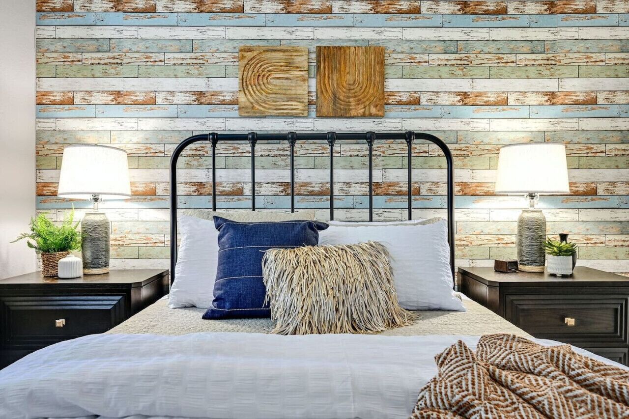 3 habitaciones, escritorio y tabla de planchar con plancha 