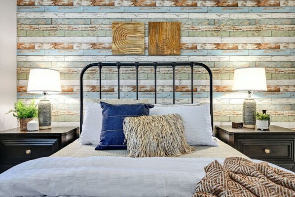 3 bedrooms, desk, iron/ironing board, travel crib - 'Silverwood' Pet-Friendly! Fire Pit! Near Domain! (Austin)