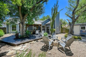 Terrace/patio - 'Silverwood' Pet-Friendly! Fire Pit! Near Domain! (Austin)