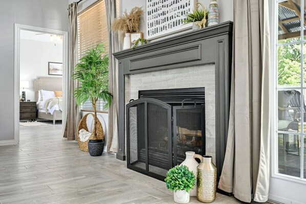 3 habitaciones, escritorio y tabla de planchar con plancha