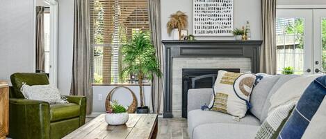 TV connectée, cheminée, livres