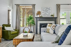 تلفزيون ذكي، مدفأة، كُتُب