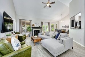 Smart TV, fireplace, books - 'Silverwood' Pet-Friendly! Fire Pit! Near Domain! (Austin)