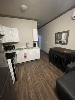 Kjøleskap, mikrobølgeovn, ovn og kokeplater