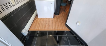 Quiet, private, 1 bedroom, studio in great part of town. Old recording studio!