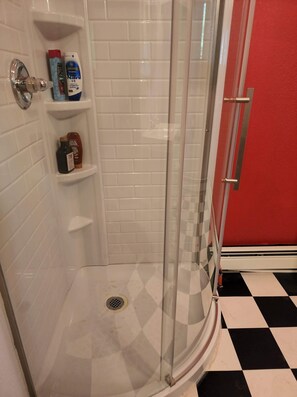 تجهيزات دش، مجففات شعر، مناشف، صابون