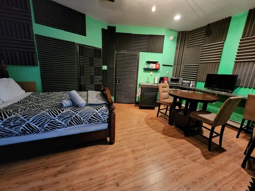 Quiet, private, 1 bedroom, studio in great part of town. Old recording studio!