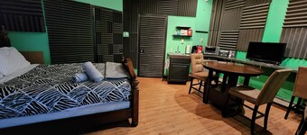 Quiet, private, 1 bedroom, studio in great part of town. Old recording studio!