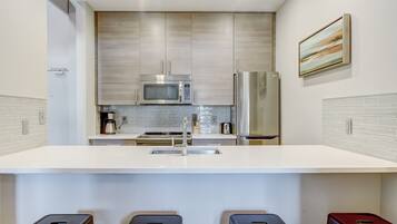 冰箱、微波炉、烤箱、炉灶