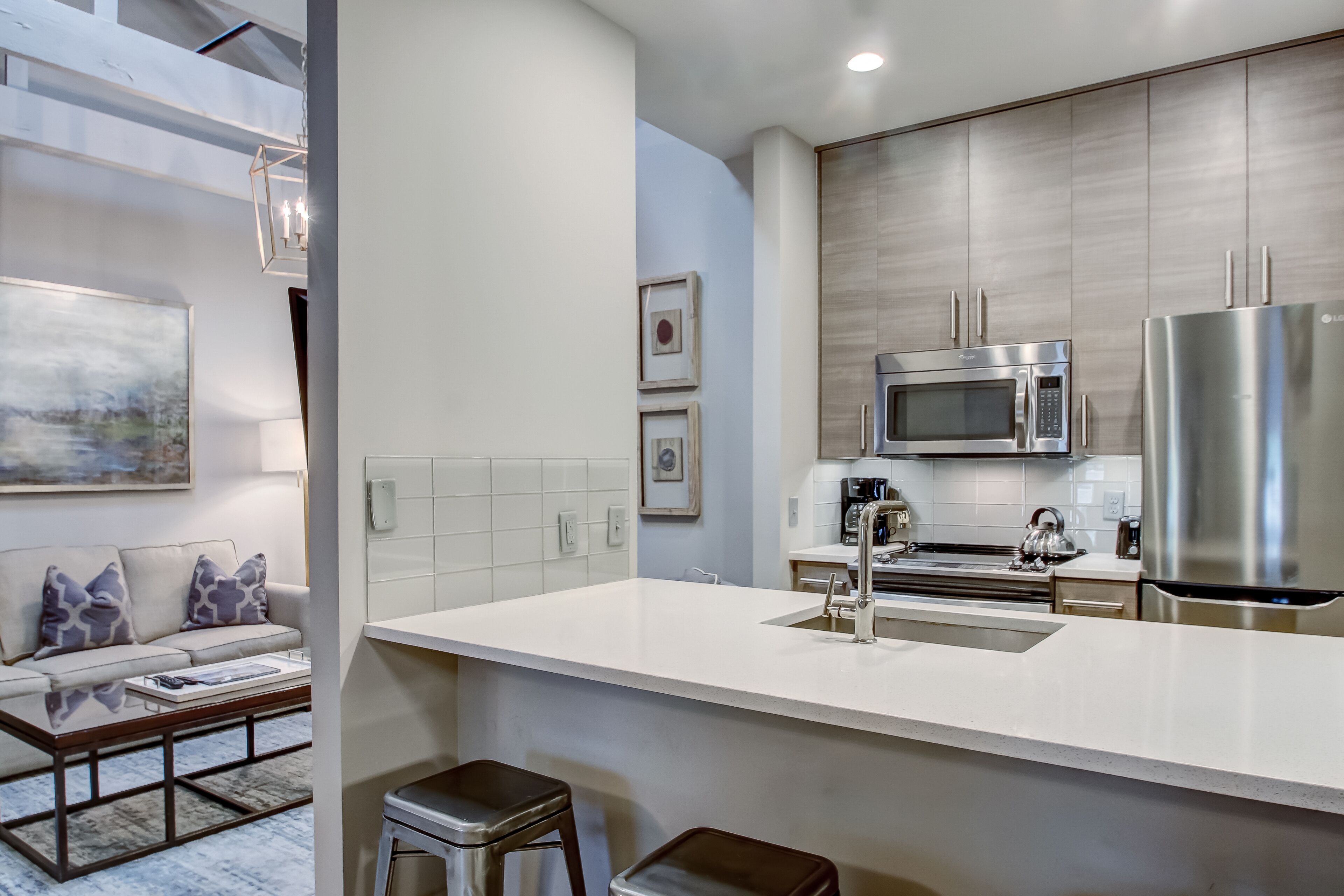 Réfrigérateur, micro-ondes, four, plaque de cuisson