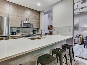 雪櫃、微波爐、焗爐、爐具