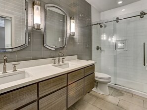 Combined shower/tub, hair dryer, towels