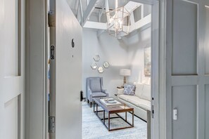 TV - Modern Interior, Heated Pool Access (Savannah)