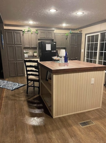 2.5 miles from casino.Mtn views.Cherokee Reservations. Now with Wi-Fi.