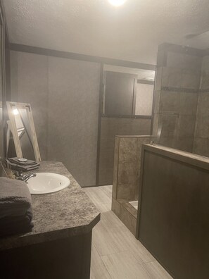 Combined shower/bathtub, toilet paper