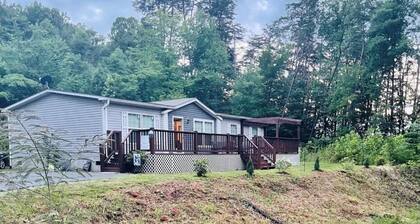 2.5 miles from casino.Mtn views.Cherokee Reservations. Now with Wi-Fi.