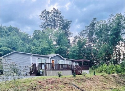 2.5 miles from casino.Mtn views.Cherokee Reservations. Now with Wi-Fi.