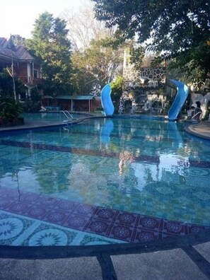 2 piscines extérieures