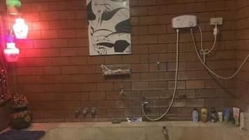 Presidential Room | Bathroom | Shower, rainfall showerhead, towels