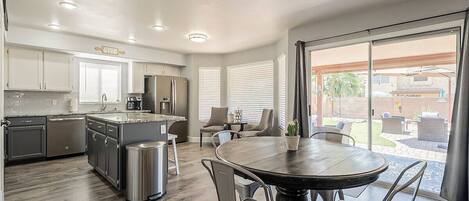 Kjøleskap, mikrobølgeovn, ovn og kokeplater