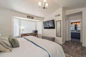 4 slaapkamers, een bureau, een strijkplank/strijkijzer, wifi