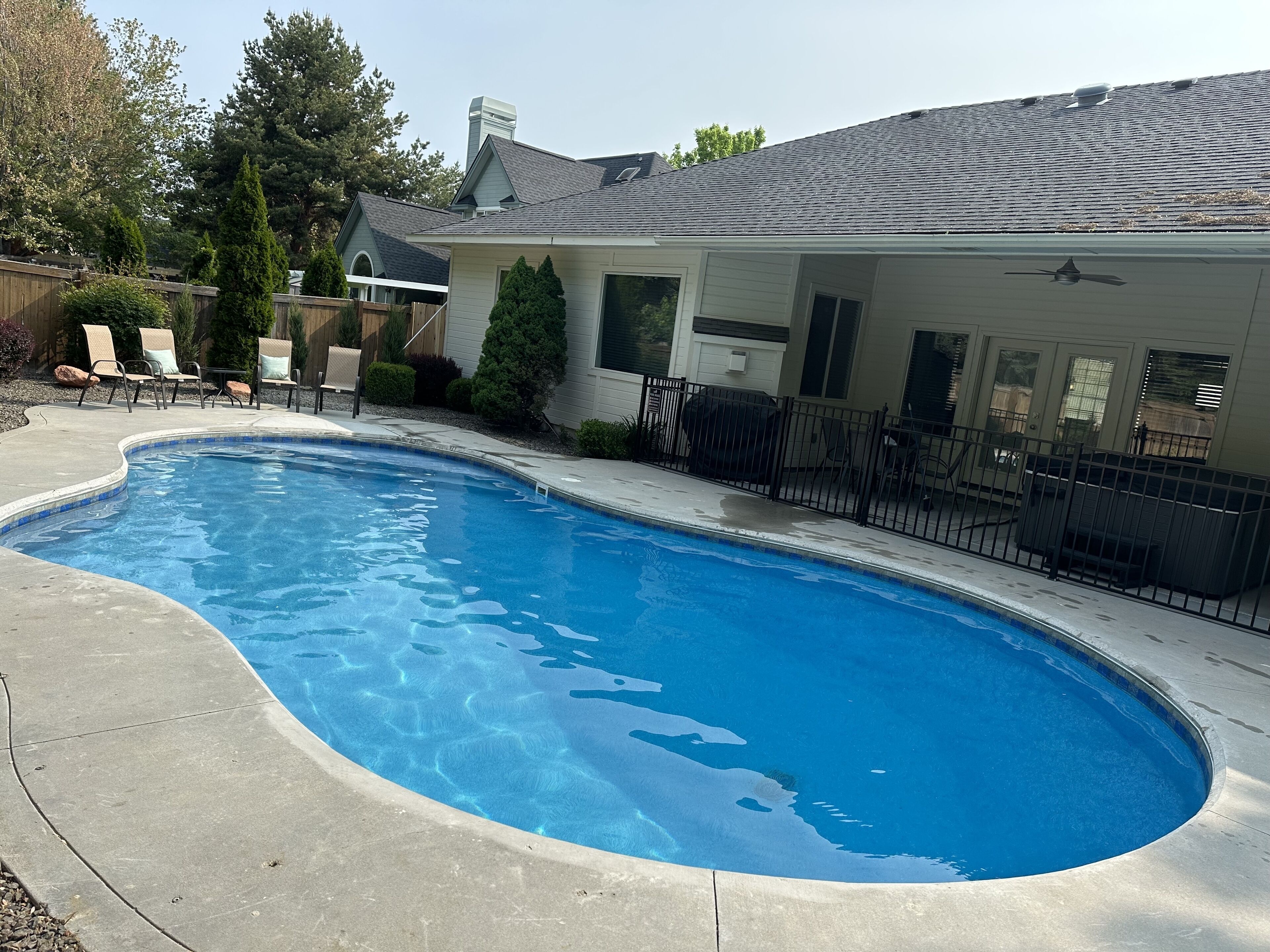 Private Heated Pool & Hot Tub - Centrally Located Upscale 4-Bedroom Home