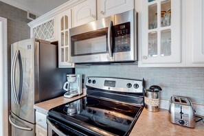 Refrigerador, microondas, horno y parrilla de estufa 