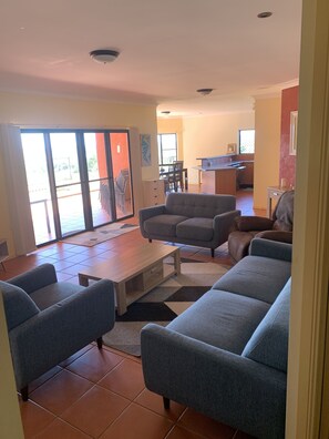 Smart TV, DVD player, video library - A picturesque 3 bedroom house with splendid views (Atherton)