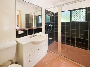 Duschwanne, Haartrockner, Handtücher, Seife