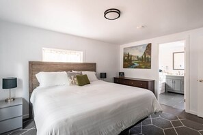 3 habitaciones, escritorio, tabla de planchar con plancha y wifi