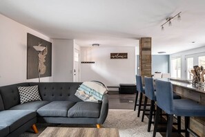 Smart TV y chimenea 
