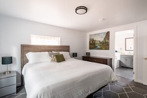 3 habitaciones, escritorio, tabla de planchar con plancha y wifi 