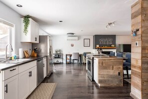 Refrigerador, microondas, horno y parrilla de estufa 