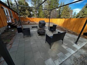 Terrace/patio - Cozy centrally located 3-BR house w/ EV charger & king bed (Bend)