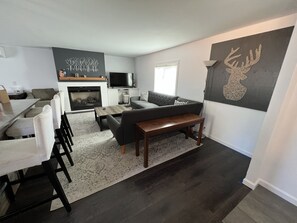 Smart TV, fireplace - Cozy centrally located 3-BR house w/ EV charger & king bed (Bend)