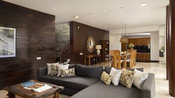 Familienvilla, 3 Schlafzimmer, eigener Pool | Wohnbereich | 40-Zoll-LCD-Fernseher mit Kabelempfang, Fernseher