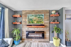 Smart-tv, een open haard en een kantoor